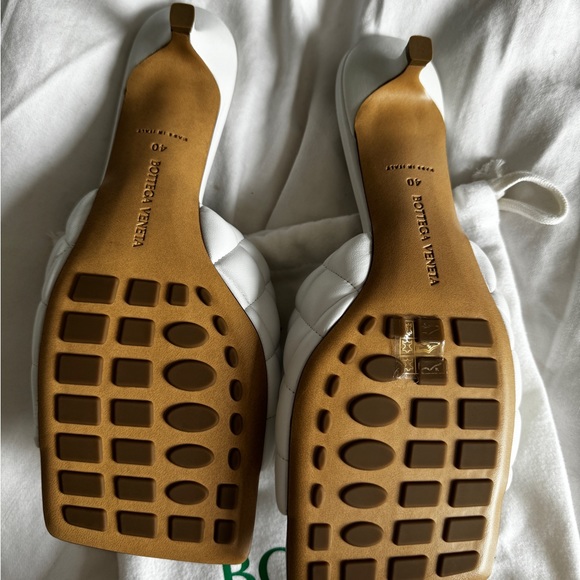 BRAND NEW - Bottega Veneta White Womens Padded Quilted Slip On Sandal - Picture 3 of 4